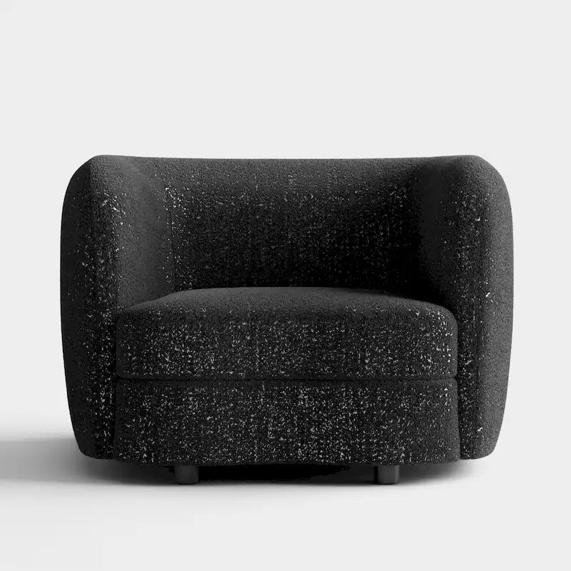 Fauteuil de style moderne doté d'accoudoirs incurvés, d'un coussin d'assise en forme de haricot et de pieds ronds en bois, recouvert d'un tissu bouclé.
