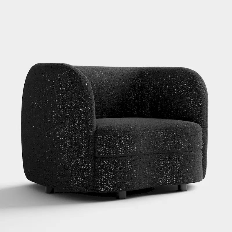 Fauteuil de style moderne doté d'accoudoirs incurvés, d'un coussin d'assise en forme de haricot et de pieds ronds en bois, recouvert d'un tissu bouclé.