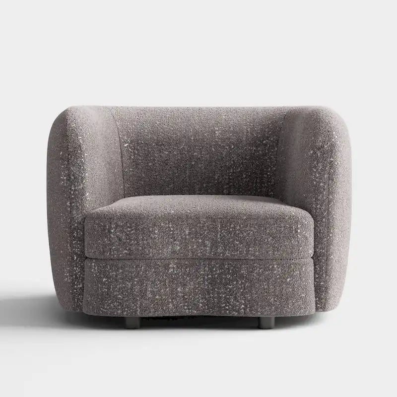 Fauteuil de style moderne doté d'accoudoirs incurvés, d'un coussin d'assise en forme de haricot et de pieds ronds en bois, recouvert d'un tissu bouclé.