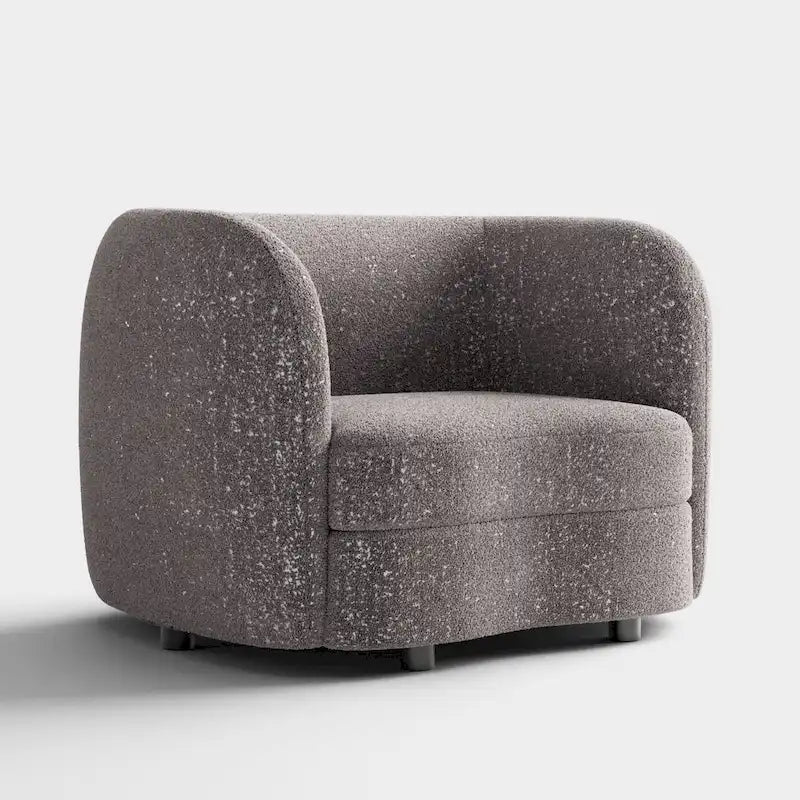 Fauteuil de style moderne doté d'accoudoirs incurvés, d'un coussin d'assise en forme de haricot et de pieds ronds en bois, recouvert d'un tissu bouclé.