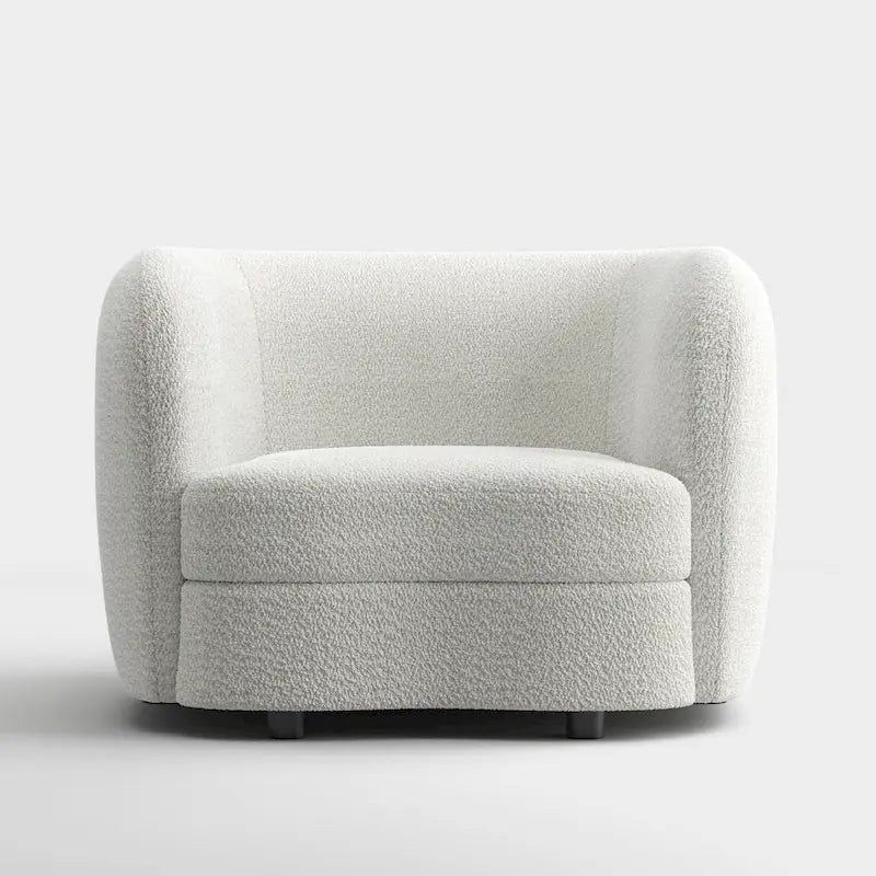 Fauteuil de style moderne doté d'accoudoirs incurvés, d'un coussin d'assise en forme de haricot et de pieds ronds en bois, recouvert d'un tissu bouclé.
