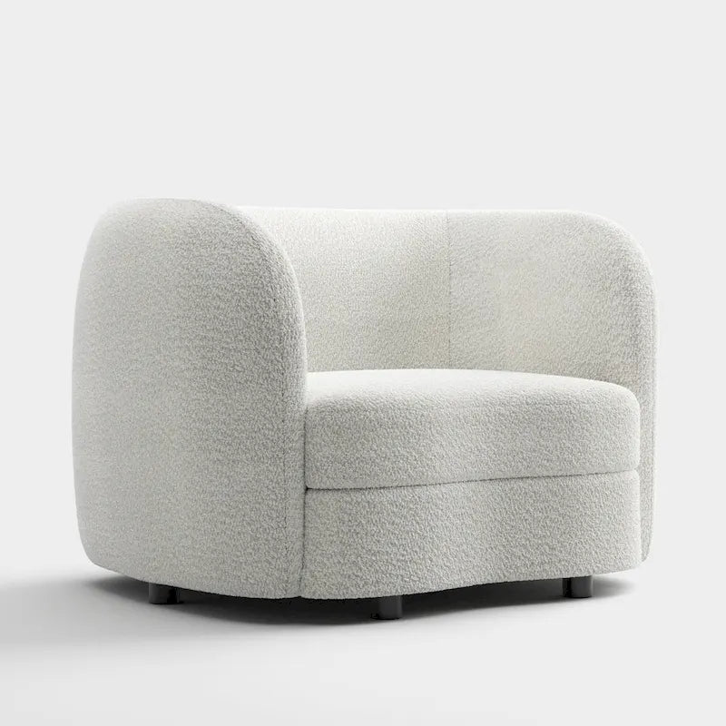 Fauteuil de style moderne doté d'accoudoirs incurvés, d'un coussin d'assise en forme de haricot et de pieds ronds en bois, recouvert d'un tissu bouclé.