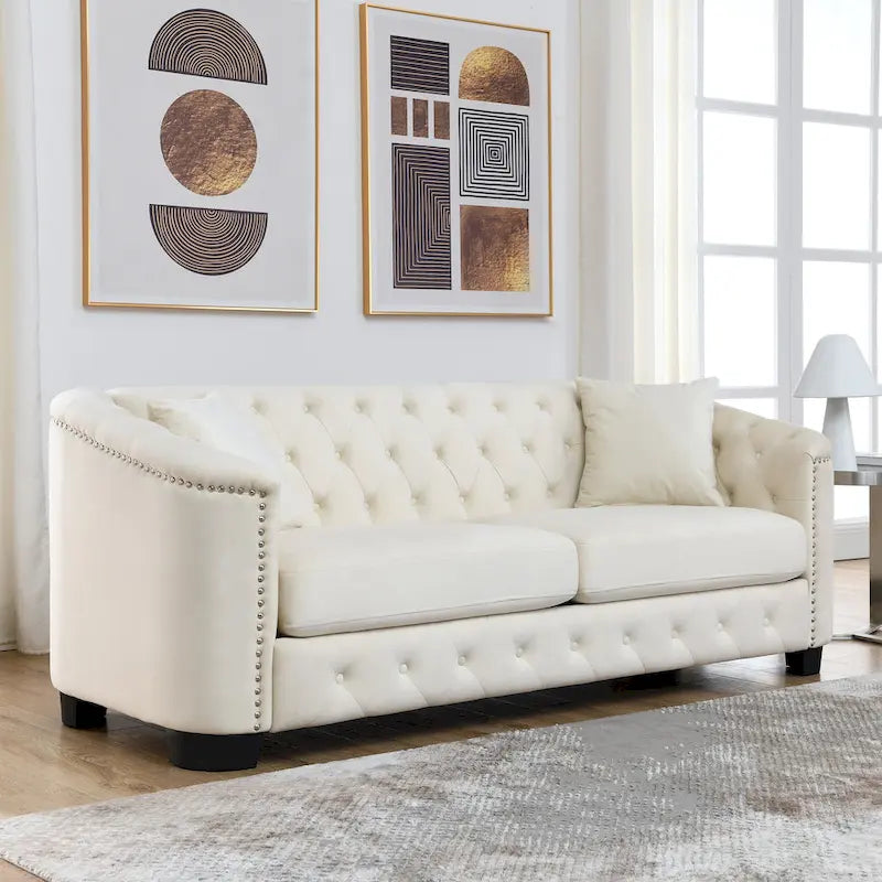 Canapé moderne en velours de 196 cm avec dossier capitonné et accoudoirs ornés de clous décoratifs ; inclut deux coussins décoratifs.