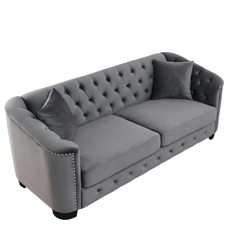 Canapé moderne en velours de 196 cm avec dossier capitonné et accoudoirs ornés de clous décoratifs ; inclut deux coussins décoratifs.