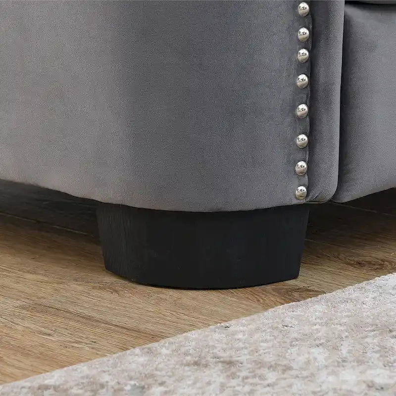 Canapé moderne en velours de 196 cm avec dossier capitonné et accoudoirs ornés de clous décoratifs ; inclut deux coussins décoratifs.