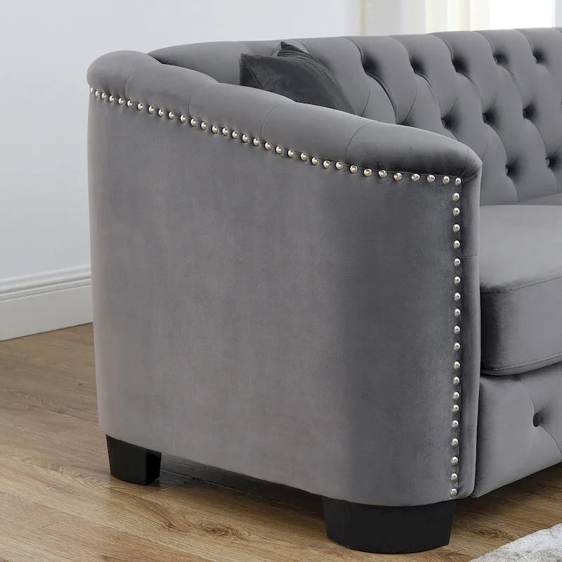 Canapé moderne en velours de 196 cm avec dossier capitonné et accoudoirs ornés de clous décoratifs ; inclut deux coussins décoratifs.