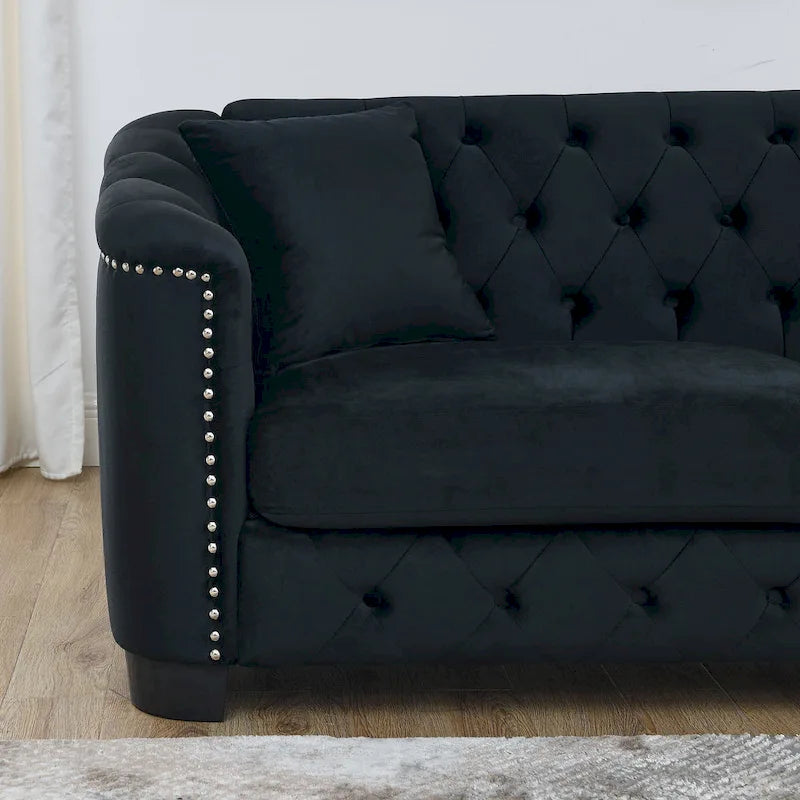 Canapé moderne en velours de 196 cm avec dossier capitonné et accoudoirs ornés de clous décoratifs ; inclut deux coussins décoratifs.