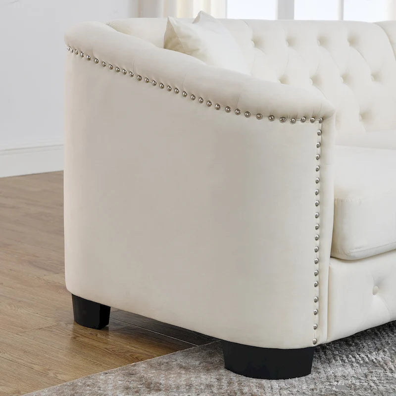 Canapé moderne en velours de 196 cm avec dossier capitonné et accoudoirs ornés de clous décoratifs ; inclut deux coussins décoratifs.