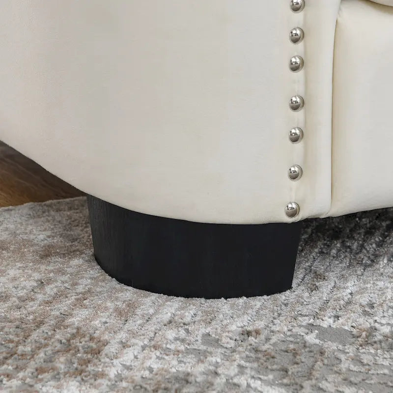 Canapé moderne en velours de 196 cm avec dossier capitonné et accoudoirs ornés de clous décoratifs ; inclut deux coussins décoratifs.