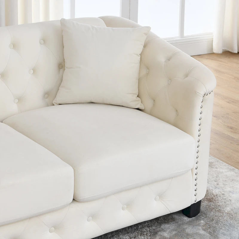 Canapé moderne en velours de 196 cm avec dossier capitonné et accoudoirs ornés de clous décoratifs ; inclut deux coussins décoratifs.